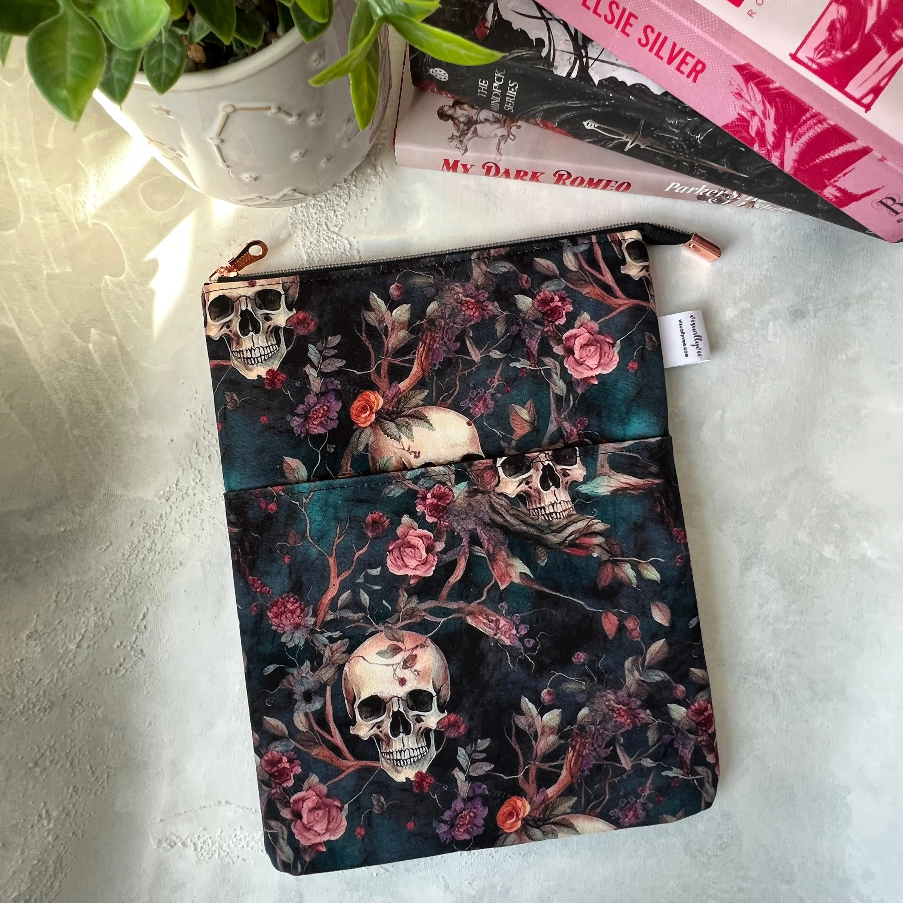 Romantasy Skulls   -  Zippered Book Sleeve