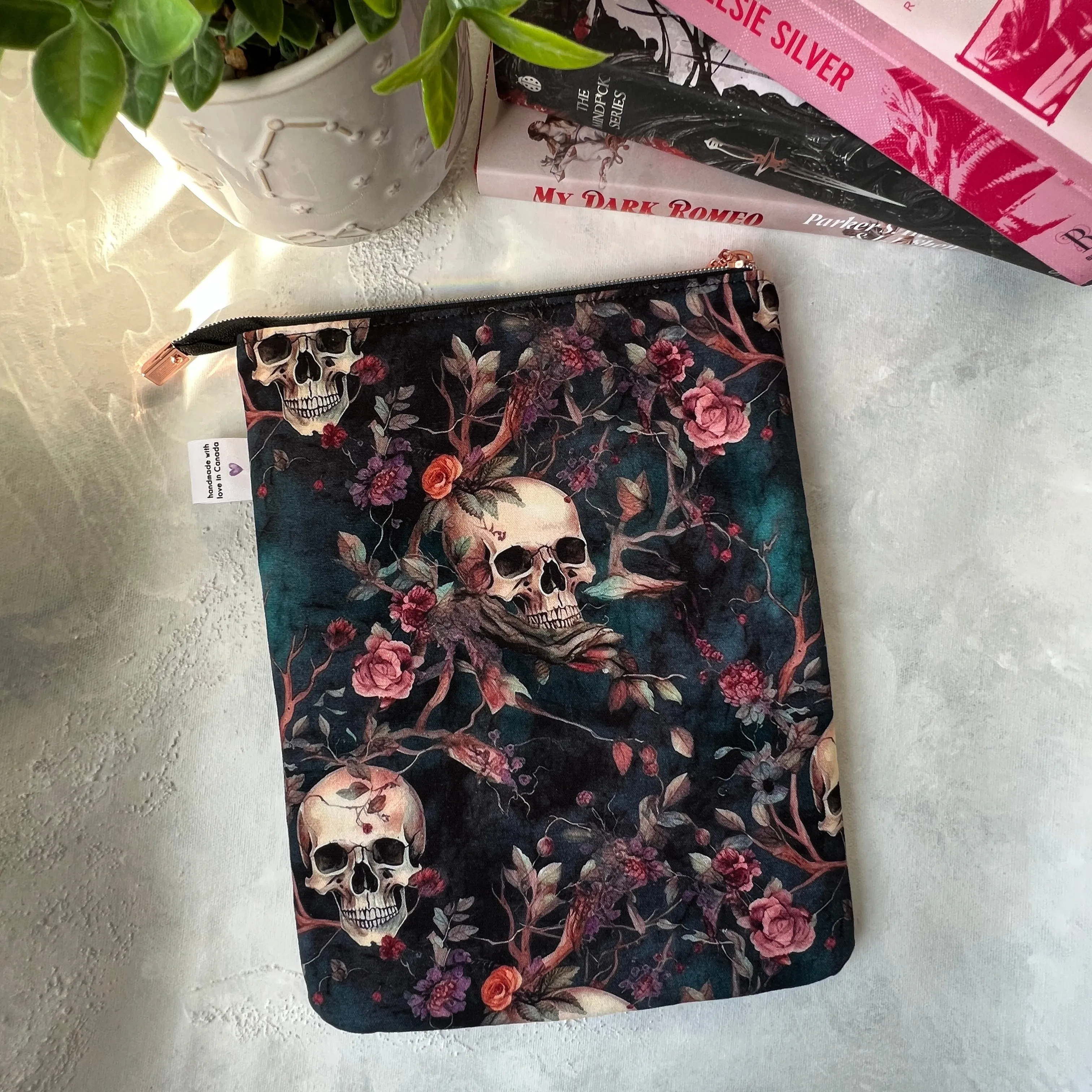 Romantasy Skulls   -  Zippered Book Sleeve